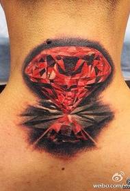 uma tatuagem de rubi no pescoço