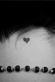 Kakla vienkāršs un mazs sirds formas tetovējums