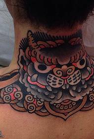 Japanilaistyylinen tiikeri-tatuointi kaulassa