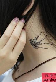modeli tatuazh i gëlltisë i qafës së një gruaje
