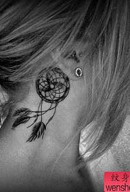 figura za tetovažu preporučila je ženi na vratu mreža testa za san
