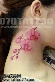 pescozo de tatuaje de bello floral floral