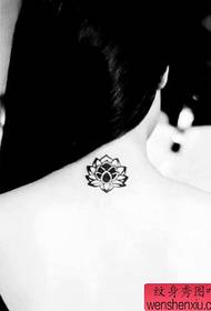 Tatuiruočių demonstravimo paveikslėlyje rekomenduojama moters kaklo gėlių tatuiruotės modelis