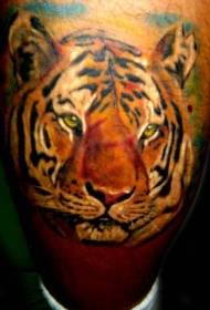 patrón de tatuaje de cabeza de tigre de color realista de pierna