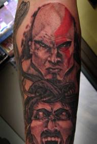 Retrato bárbaro de cor do brazo con tatuaje na cabeza de Medusa