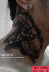 папулярны класічны ўзор татуіроўкі галавы авечак на шыі