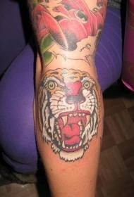 roka Āzijas stila rēcošs tīģeris iemiesojums tetovējums modelis