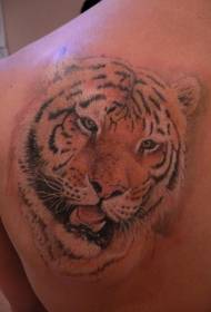 imagem de tatuagem de cabeça de tigre realista de cor de ombro