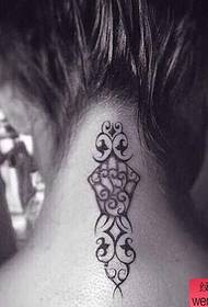 Slika za prikazivanje tetovaža preporučuje ženski uzorak za tetoviranje totema na vratu