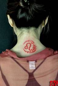 padrão de tatuagem de lua totem de cor de pescoço de menina