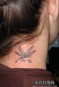 Image de spectacle de tatouage recommandé un motif de tatouage de cou libellule