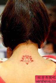 mici lucrări proaspete de tatuaj de gât Lotus