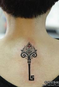 Tattoo show bar pruža uzorak tetovaže ključa za vrat