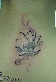 patrón de tatuaje de loto blanco y negro de cuello de belleza