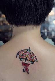 Tattoo mønster med lite mønster i nakken
