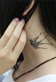 Patrón de tatuaje de golondrina fresca de cuello de niña Loli