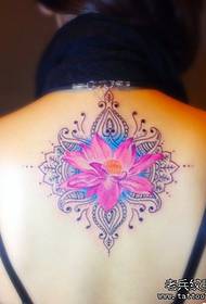 纹身秀图吧推荐一款女性颈部彩色莲花纹身图案