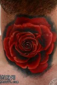 leuchtend rote Rose Tattoo am Hals