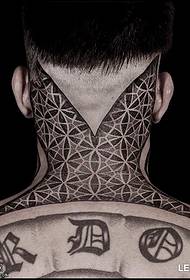 Hluboký totální tetování propíchnutí krku