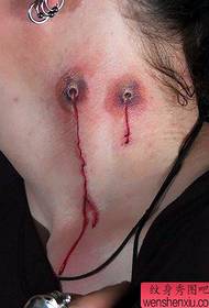 tatuaggi sanguinanti in u mudellu di tatuaggi di u collu