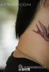 Tattoo show bar recommended a post-ear color swallow tattoo pattern