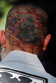 Muška glava leđa mozga poput uzorka tetovaže u boji plamena