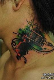 Hals tatovering på en tatoveringsmaskin