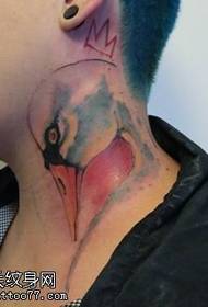 Oštar uzorak tetovaže na vratu