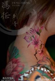 ຮູບແບບ tattoo Magnolia ຢູ່ເທິງຄໍ