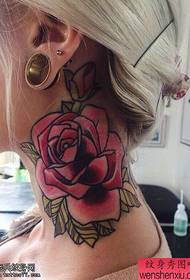 Inirerekomenda ng tattoo ang isang babae na leeg rose rose tattoo tattoo ay gumagana