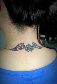 kecantikan leher di belakang sayap totem tattoo