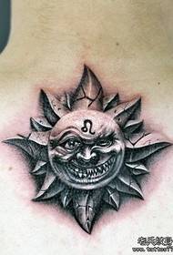 Tattoo show bar rekommenderade en hals totem solen tatuering mönster