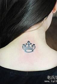 жена на врата малка свежа корона татуировка група