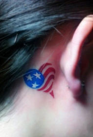 ausis tatuiruotė su Amerikos vėliava