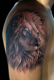 plecu brūns reālistisks lauvas galvas tetovējums