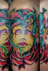 ŝultro Medusa ilustra stilo kolora tatuaje-ŝablono