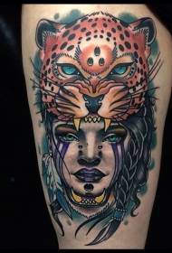Kojos šiuolaikiškos tradicinio stiliaus spalvos moters su leopardo šalmo tatuiruote