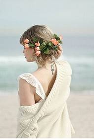 hermosa belleza extranjera cuello hermosa moda tótem tatuaje foto