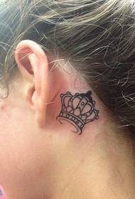 малка татуировка на короната зад ухото на момичето