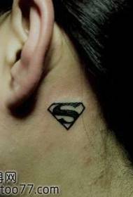 Schönheits-Hals-Supermann-Logo-Tätowierungs-Muster