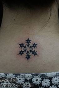 လည်ပင်းဖက်ရှင် Totem Snowflake Tattoo ပုံစံ