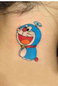 გოგონას კისერზე შეგიძლიათ ნახოთ Doraemon- ის ტატულის ნიმუშის სურათის ყურება