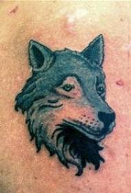 어깨 컬러 만화 작은 늑대 머리 문신 사진