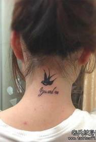 一個女人的脖子上的燕子字母紋身圖案