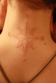 Nevidljivi uzorak tetovaže kompasa za vrat