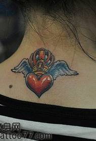 流行好看的颈部爱心翅膀皇冠纹身图案