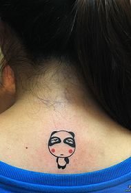 一款女性颈部熊猫纹身图案