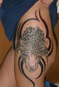 prachtich swart en wyt cheetah head thigh tattoo patroan