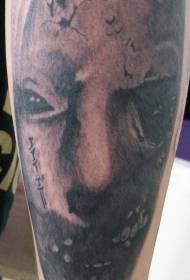 zastrašujući uzorak tetovaže na glavi demona