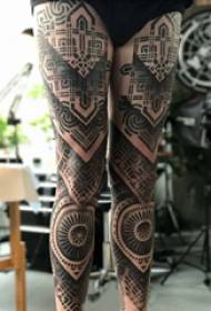 Татуировка крака момичета крака черна геометрична татуировка снимка